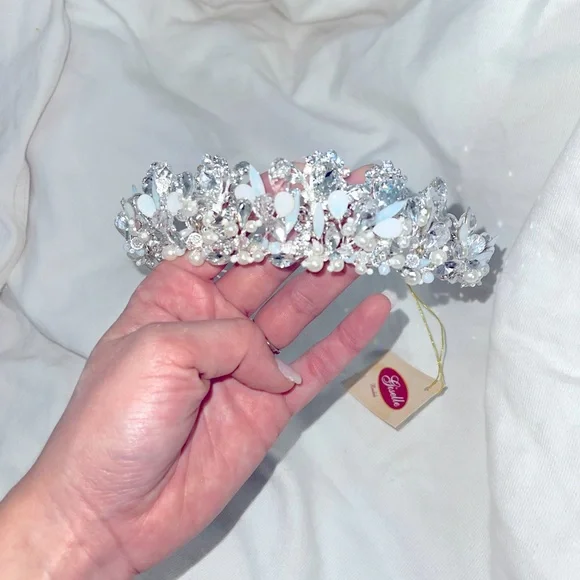 Giselle Bridal beaded pearl Tiara (silver) never been worn.